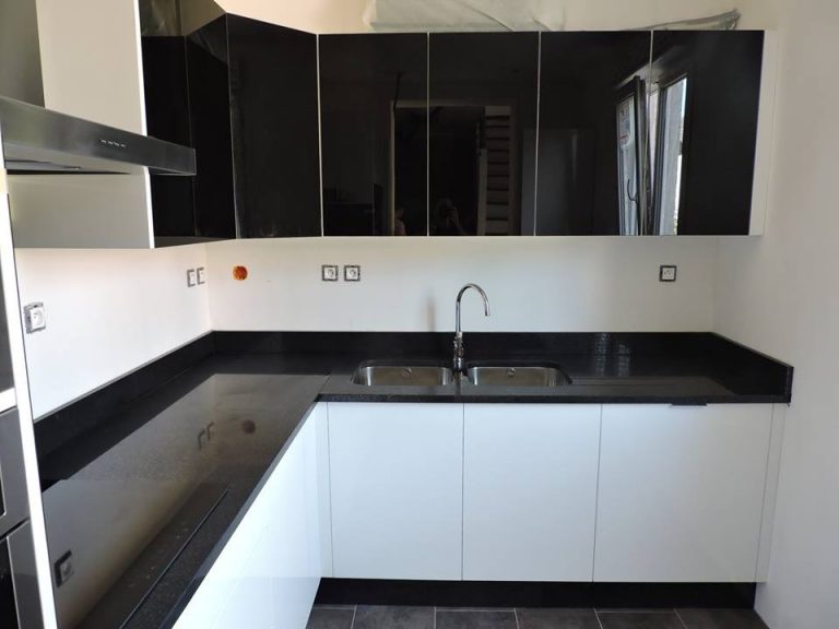 installateur de cuisines 94 finition brillant noir et blanc