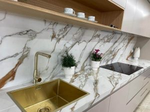 agencement cuisine moderne avec plan de travail dekton, concepteur 94